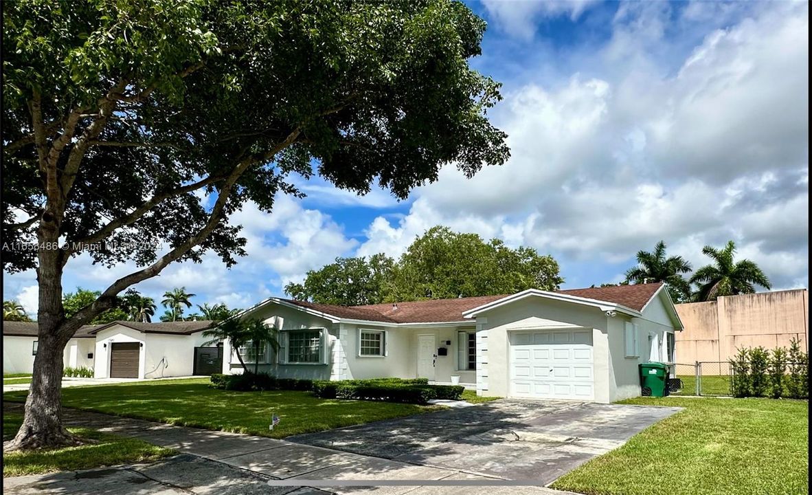 For Sale: $899,999 (3 beds, 2 baths, 1593 Square Feet)