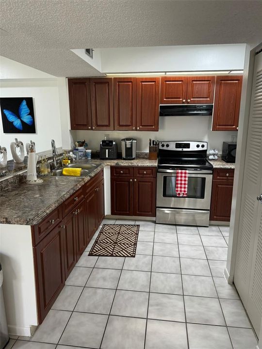 For Rent: $1,800 (1 beds, 1 baths, 813 Square Feet)