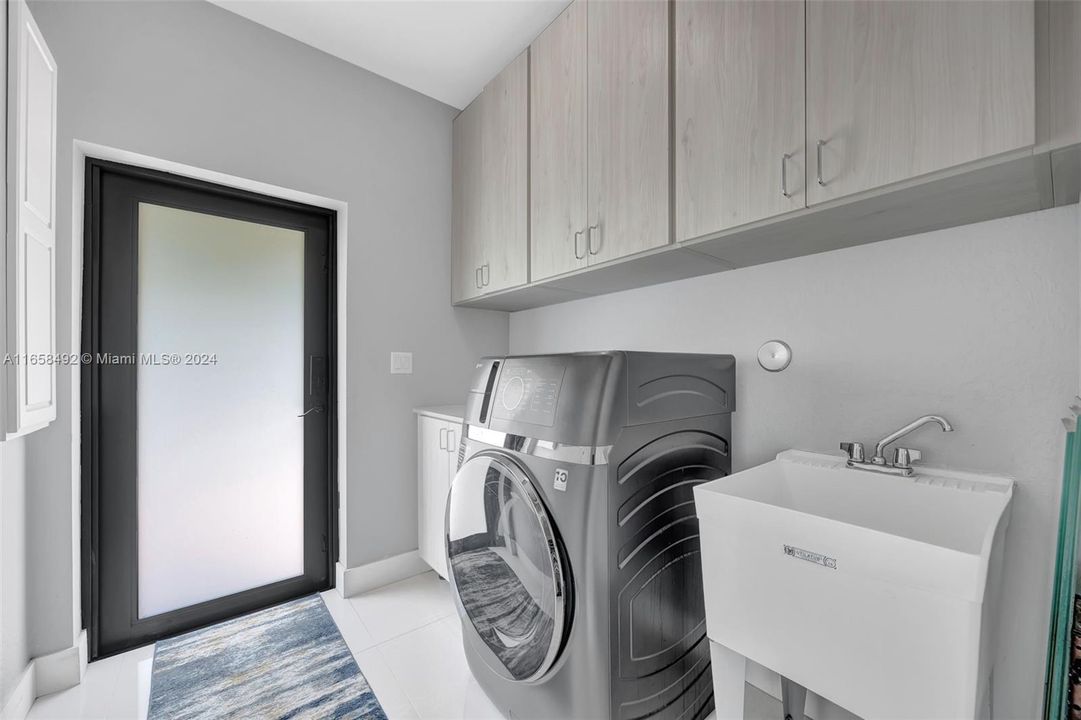 Recently Rented: $5,000 (4 beds, 3 baths, 2158 Square Feet)