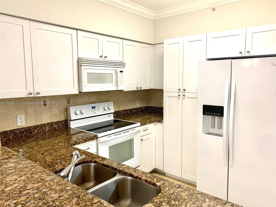 For Rent: $2,700 (2 beds, 2 baths, 864 Square Feet)