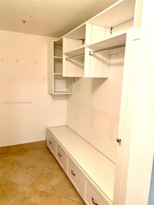 For Rent: $2,700 (2 beds, 2 baths, 864 Square Feet)