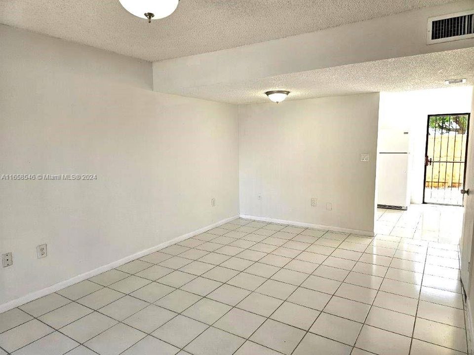 For Rent: $2,400 (2 beds, 1 baths, 806 Square Feet)