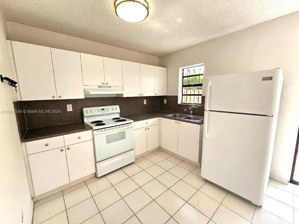 For Rent: $2,400 (2 beds, 1 baths, 806 Square Feet)