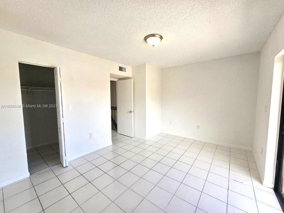 For Rent: $2,400 (2 beds, 1 baths, 806 Square Feet)