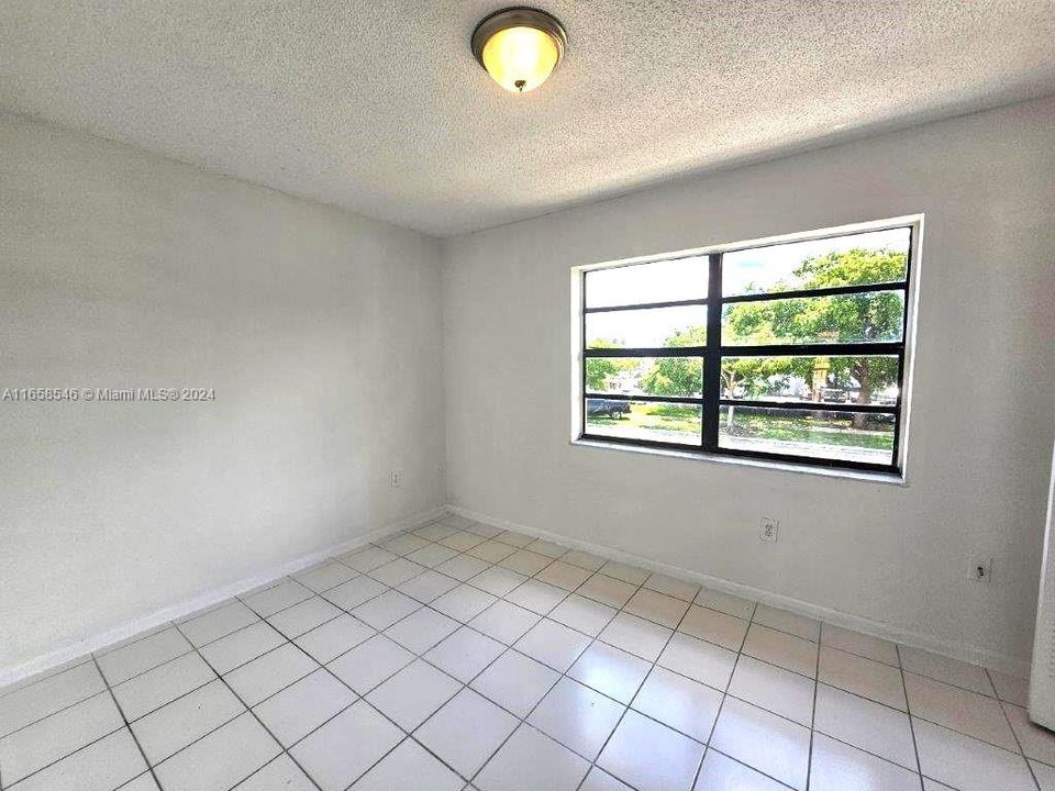 For Rent: $2,400 (2 beds, 1 baths, 806 Square Feet)