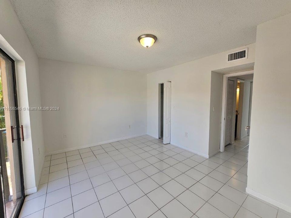 For Rent: $2,400 (2 beds, 1 baths, 806 Square Feet)