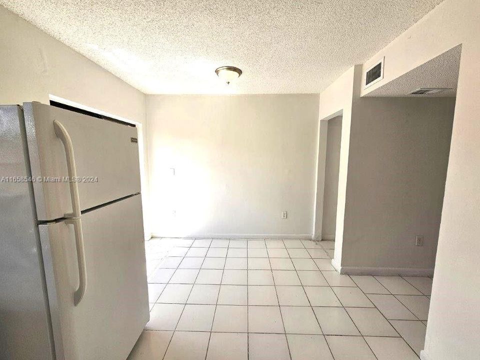 For Rent: $2,400 (2 beds, 1 baths, 806 Square Feet)