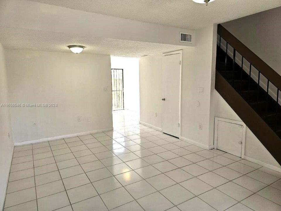 For Rent: $2,400 (2 beds, 1 baths, 806 Square Feet)