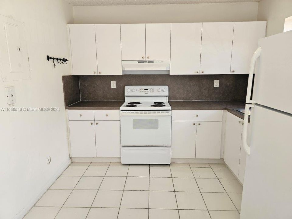 For Rent: $2,400 (2 beds, 1 baths, 806 Square Feet)