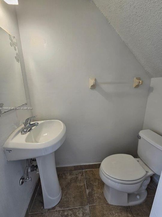 For Rent: $2,400 (2 beds, 1 baths, 806 Square Feet)