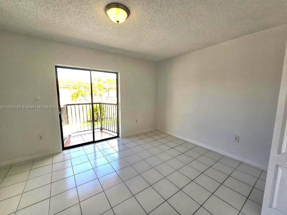 For Rent: $2,400 (2 beds, 1 baths, 806 Square Feet)