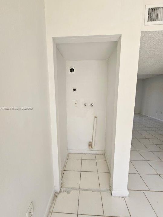 For Rent: $2,400 (2 beds, 1 baths, 806 Square Feet)