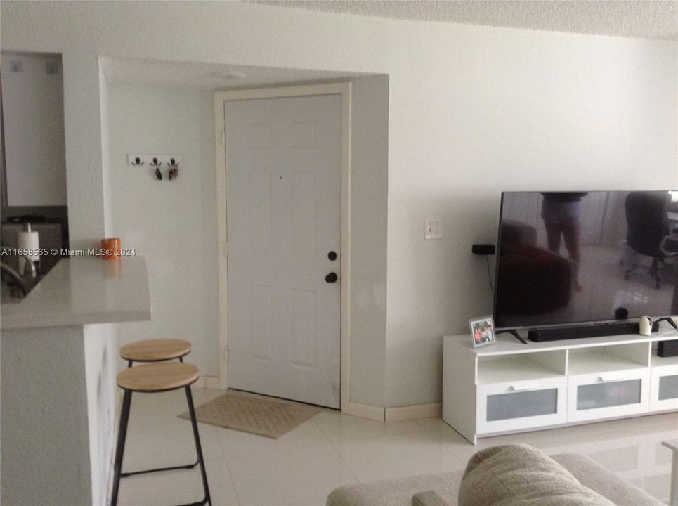 For Rent: $1,950 (1 beds, 1 baths, 805 Square Feet)