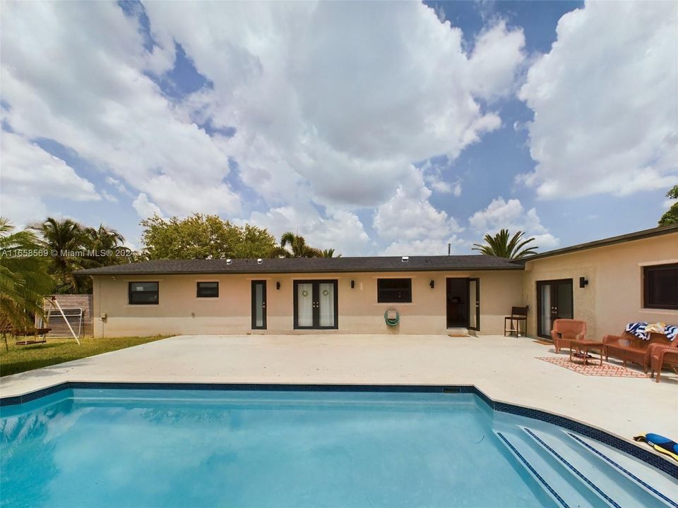 For Sale: $699,900 (4 beds, 2 baths, 1242 Square Feet)