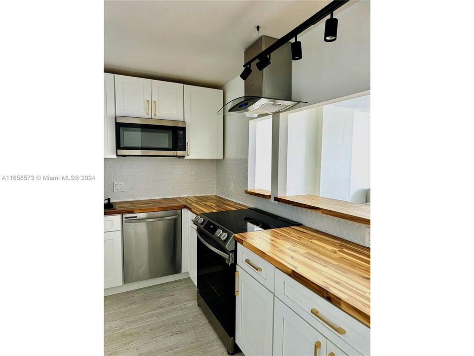 For Sale: $275,000 (1 beds, 1 baths, 1066 Square Feet)