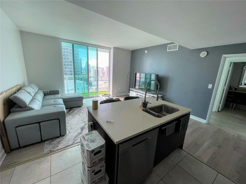 For Sale: $425,000 (1 beds, 1 baths, 780 Square Feet)