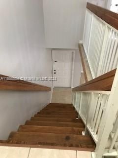 For Rent: $1,950 (1 beds, 1 baths, 887 Square Feet)