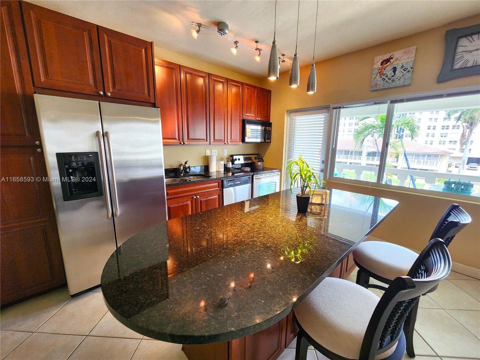 For Sale: $334,900 (1 beds, 1 baths, 747 Square Feet)