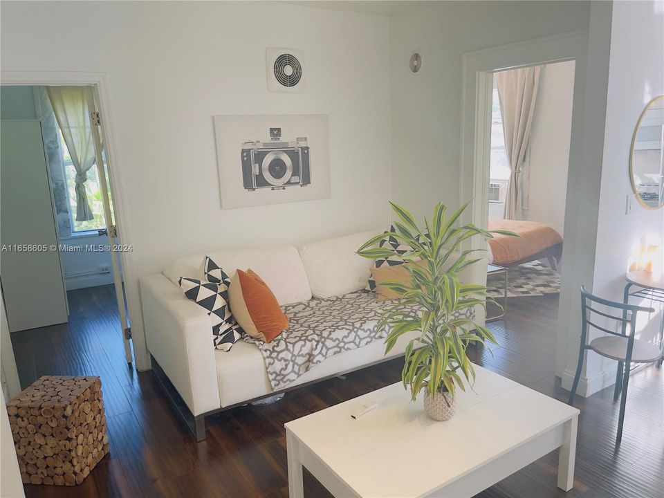 For Sale: $272,000 (2 beds, 1 baths, 530 Square Feet)