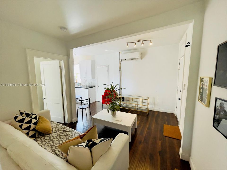 For Sale: $272,000 (2 beds, 1 baths, 530 Square Feet)