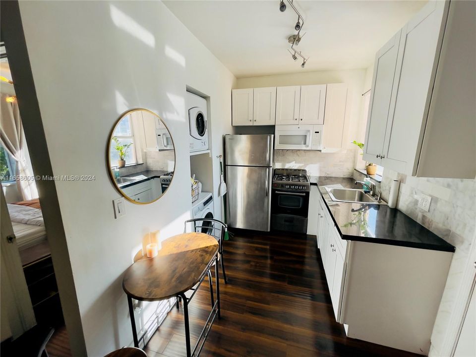 For Sale: $272,000 (2 beds, 1 baths, 530 Square Feet)