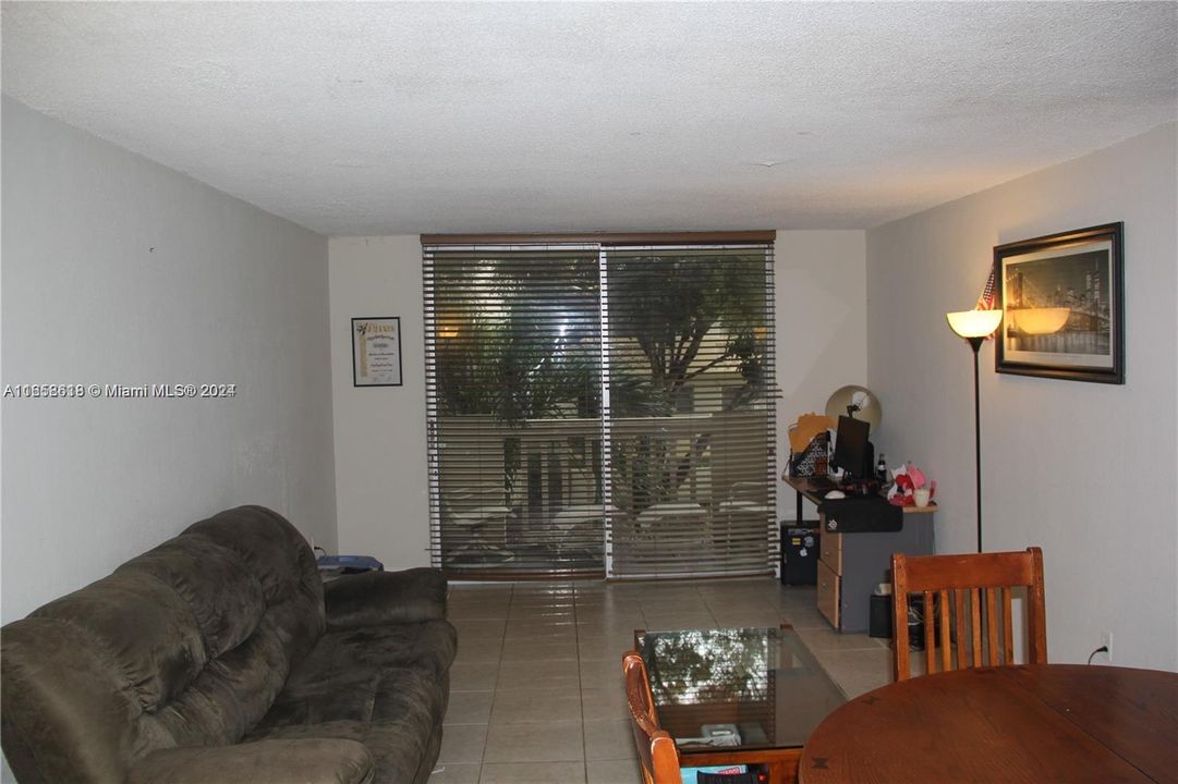 For Sale: $225,000 (1 beds, 1 baths, 661 Square Feet)