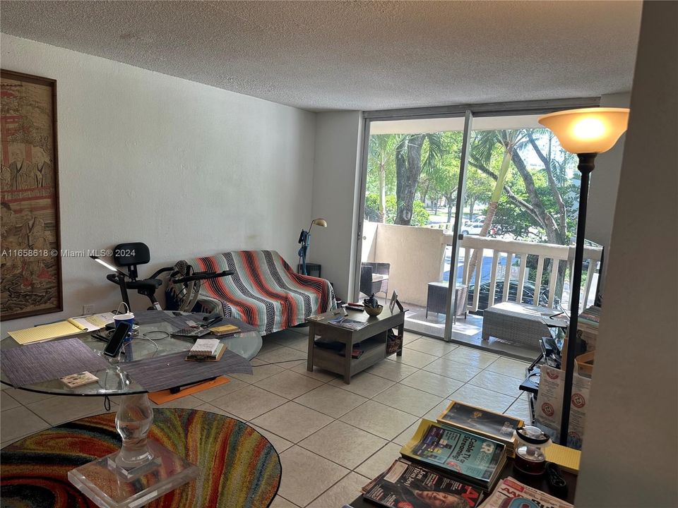 For Sale: $225,000 (1 beds, 1 baths, 661 Square Feet)