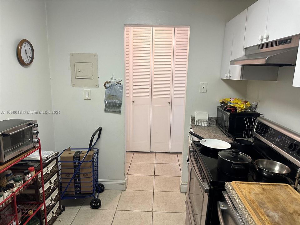 For Sale: $225,000 (1 beds, 1 baths, 661 Square Feet)