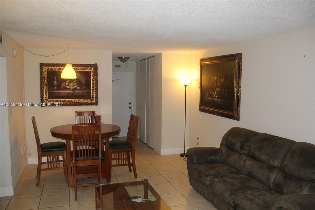 For Sale: $225,000 (1 beds, 1 baths, 661 Square Feet)