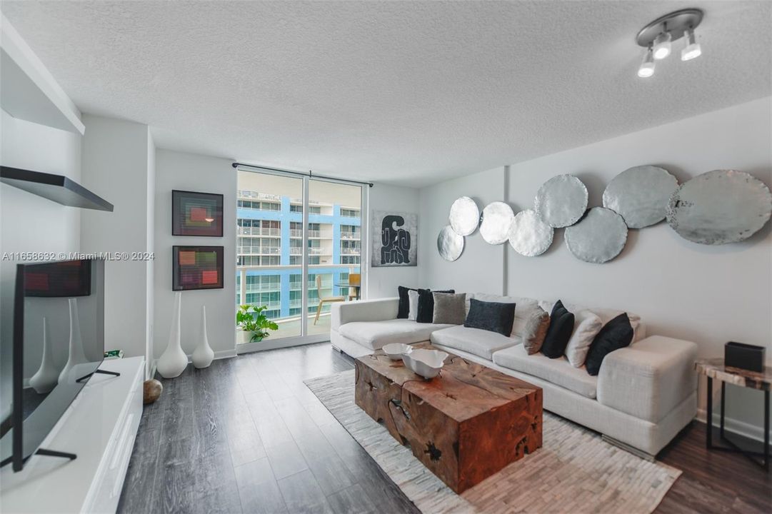 For Sale: $490,000 (1 beds, 1 baths, 791 Square Feet)