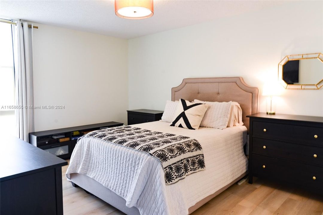 For Sale: $259,000 (1 beds, 1 baths, 913 Square Feet)