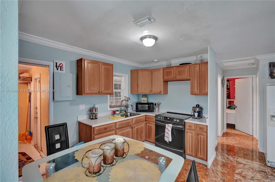 For Sale: $285,000 (2 beds, 1 baths, 704 Square Feet)