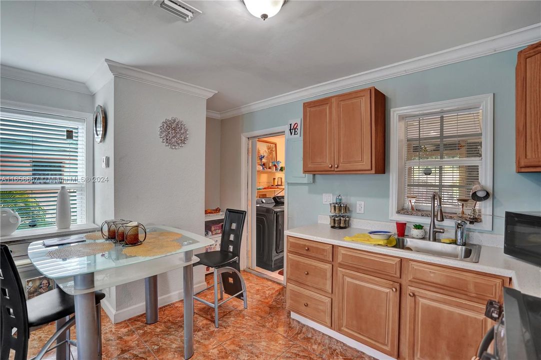 For Sale: $285,000 (2 beds, 1 baths, 704 Square Feet)