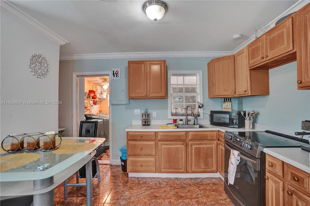 For Sale: $285,000 (2 beds, 1 baths, 704 Square Feet)