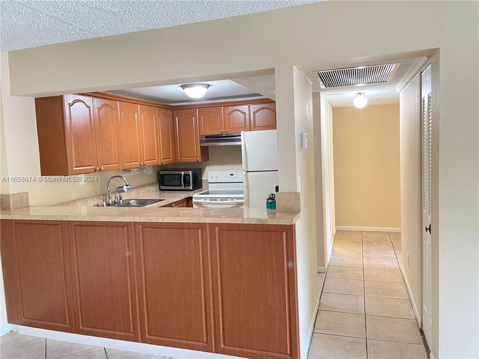 For Sale: $249,000 (2 beds, 2 baths, 858 Square Feet)