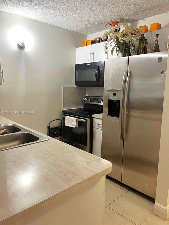 For Sale: $200,000 (1 beds, 1 baths, 619 Square Feet)