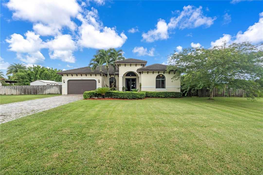 For Sale: $1,085,000 (5 beds, 3 baths, 2654 Square Feet)