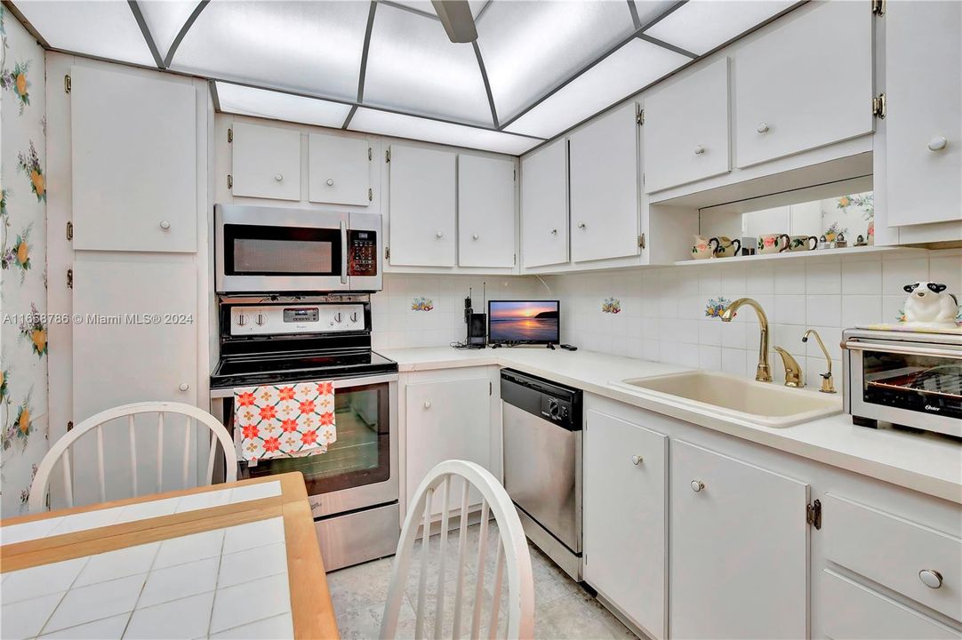 For Sale: $172,500 (2 beds, 2 baths, 1100 Square Feet)