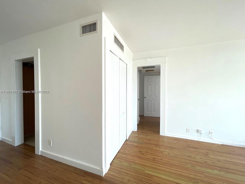 For Sale: $470,000 (1 beds, 1 baths, 852 Square Feet)