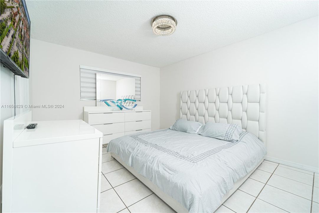 For Sale: $267,000 (2 beds, 2 baths, 812 Square Feet)