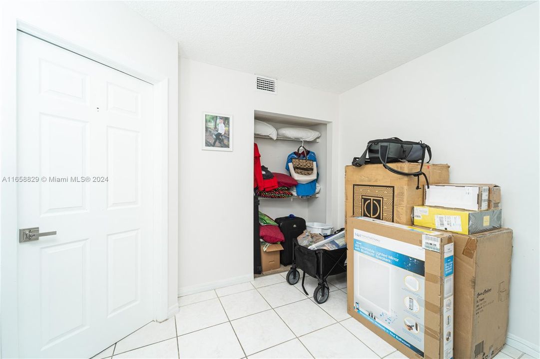 For Sale: $267,000 (2 beds, 2 baths, 812 Square Feet)