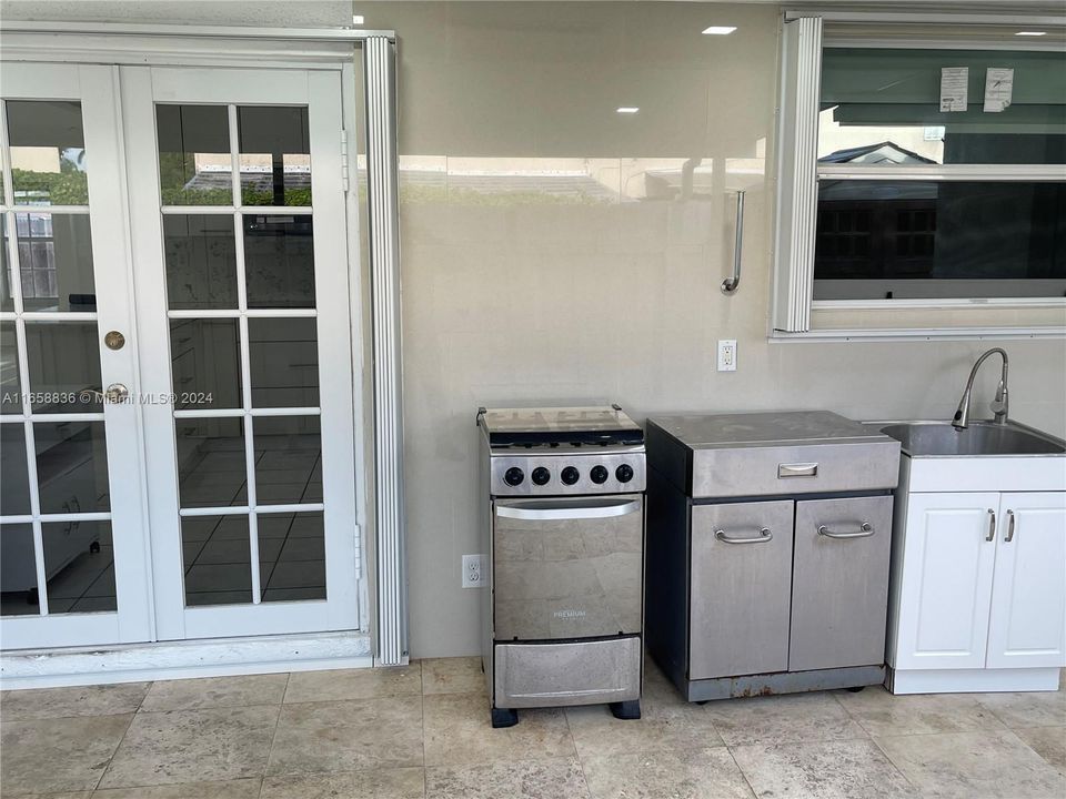 Active With Contract: $2,950 (3 beds, 2 baths, 1244 Square Feet)