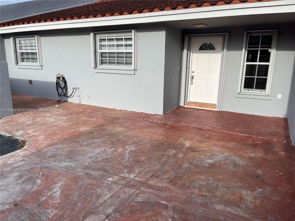 Active With Contract: $2,950 (3 beds, 2 baths, 1244 Square Feet)