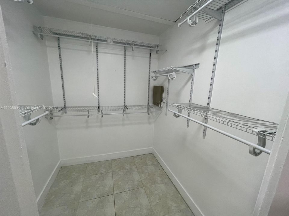 Activo con contrato: $2,950 (3 camas, 2 baños, 1244 Pies cuadrados)