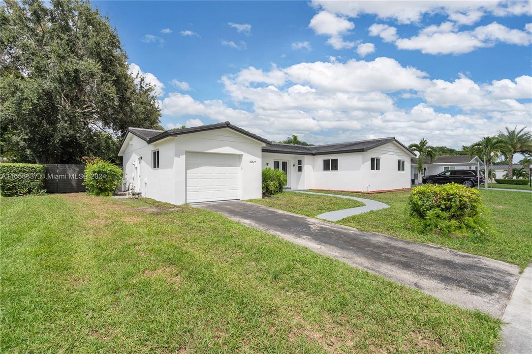 For Sale: $1,050,000 (4 beds, 2 baths, 1797 Square Feet)