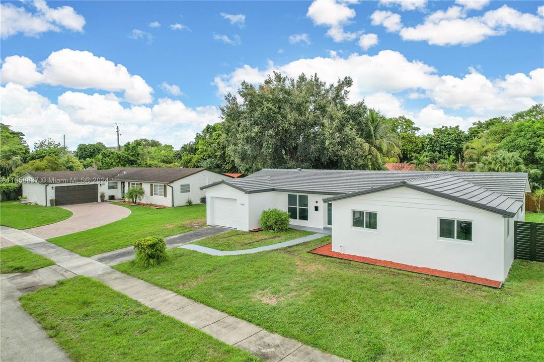 For Sale: $1,050,000 (4 beds, 2 baths, 1797 Square Feet)