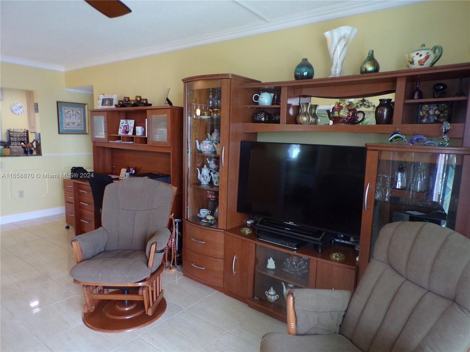 For Sale: $334,900 (2 beds, 2 baths, 1083 Square Feet)