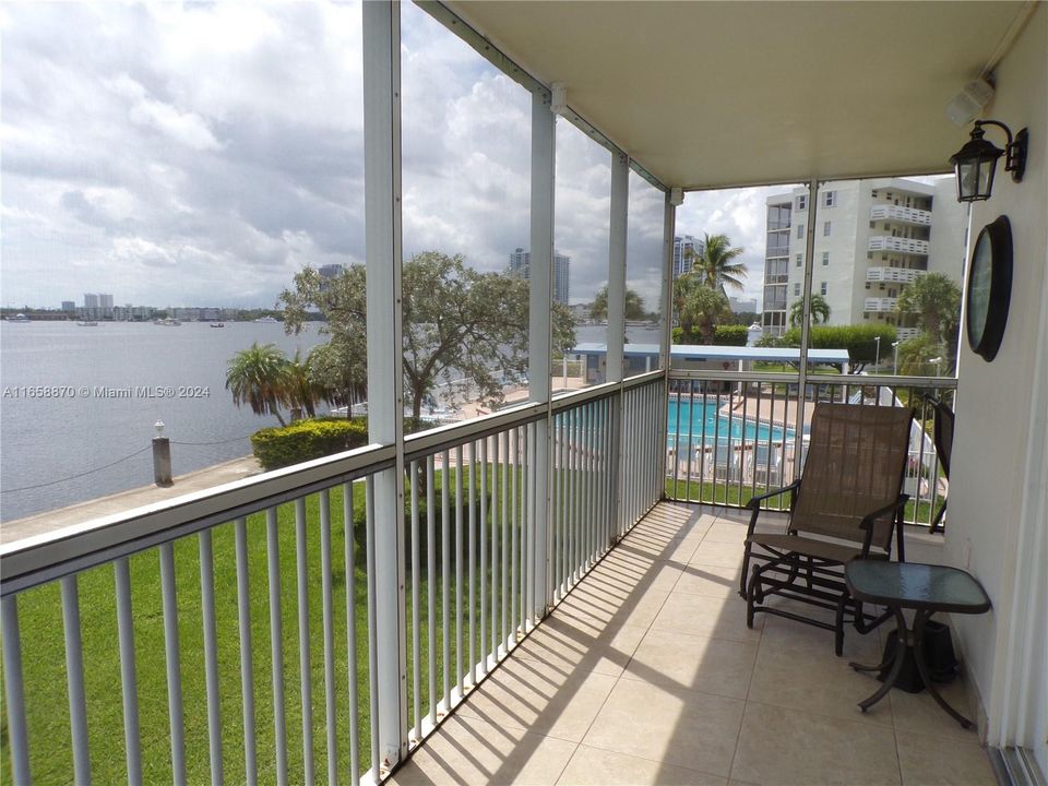 For Sale: $334,900 (2 beds, 2 baths, 1083 Square Feet)