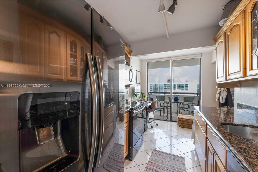 For Sale: $528,000 (1 beds, 1 baths, 798 Square Feet)