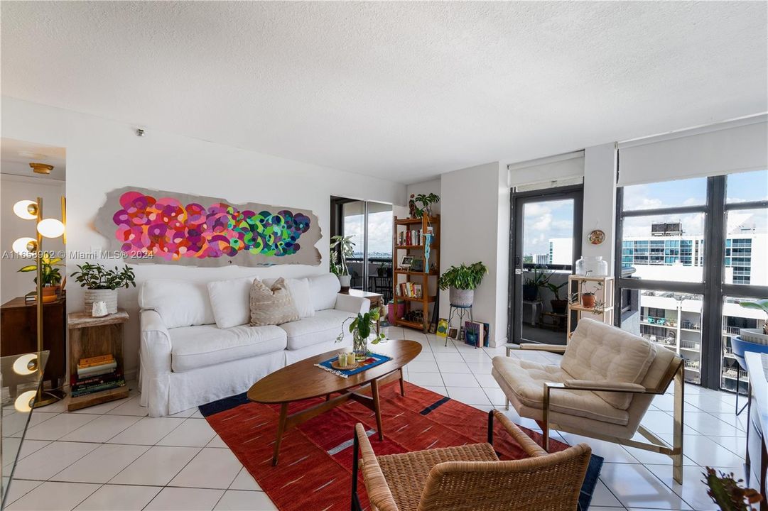 For Sale: $528,000 (1 beds, 1 baths, 798 Square Feet)